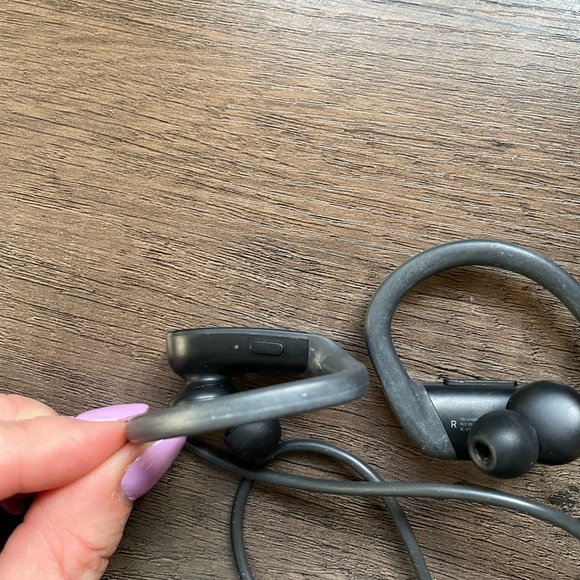 Black Powerbeats Pro Wireless Earbud Headphones - Picture 6 of 7